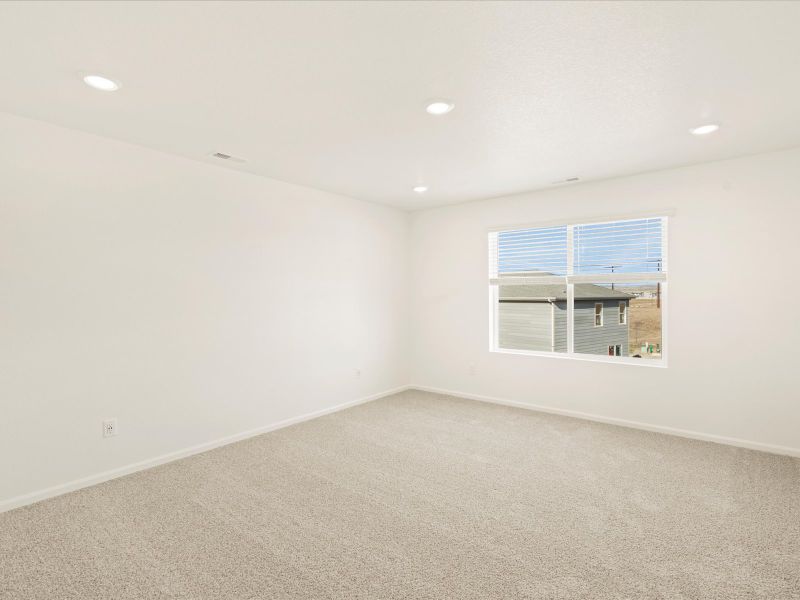 Spacious, unfurnished interior of a new home in Lorson Ranch : The Springs Collection, Colorado Springs (Image 10).