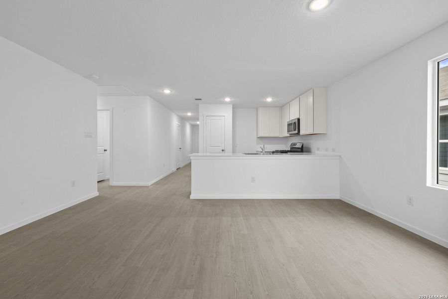 Spacious, unfurnished interior of a new home in Voss Farms, New Braunfels (Image 20).
