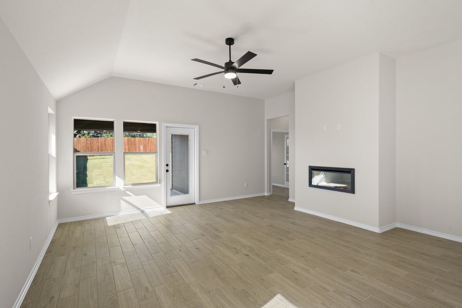 Spacious, unfurnished interior of a new home in Waterford Park, Weatherford (Image 15).