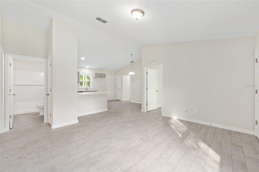 Spacious, unfurnished interior of a new home in , Ocala (Image 13).