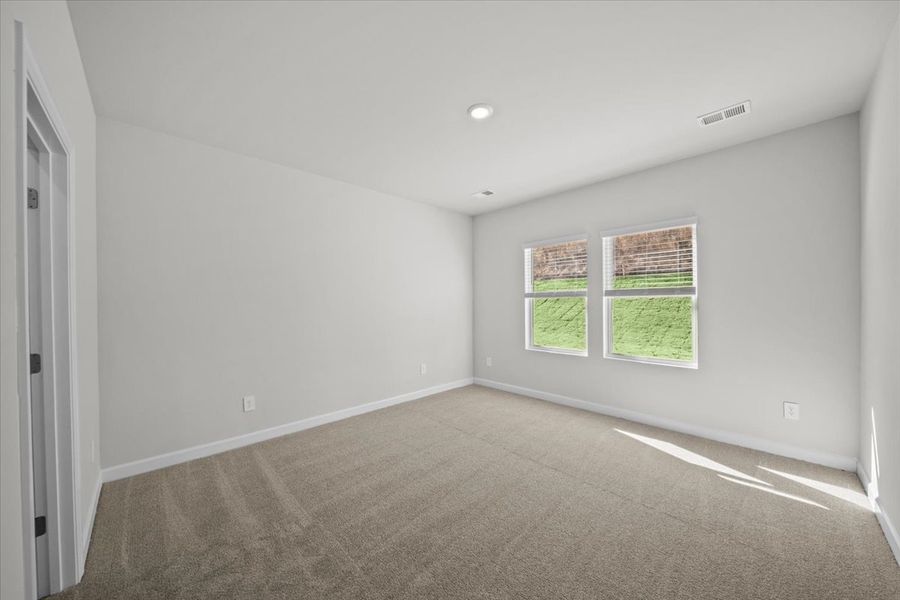 Spacious, unfurnished interior of a new home in Village at White Pine, Pendleton (Image 13).