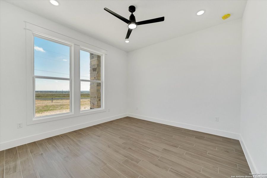 Spacious, unfurnished interior of a new home in , La Vernia (Image 27).