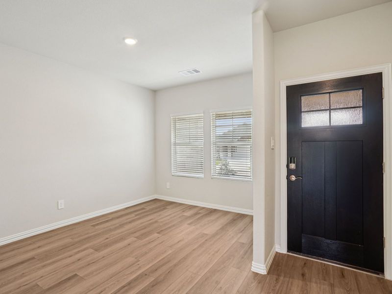 Spacious, unfurnished interior of a new home in Westmoor, Sherman (Image 13).