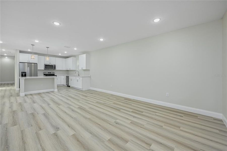 Spacious, unfurnished interior of a new home in , Deland (Image 17).