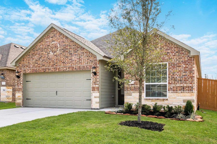 Front exterior of a new home in Wedgewood Forest, Conroe, TX, highlighting curb appeal (Image 2).