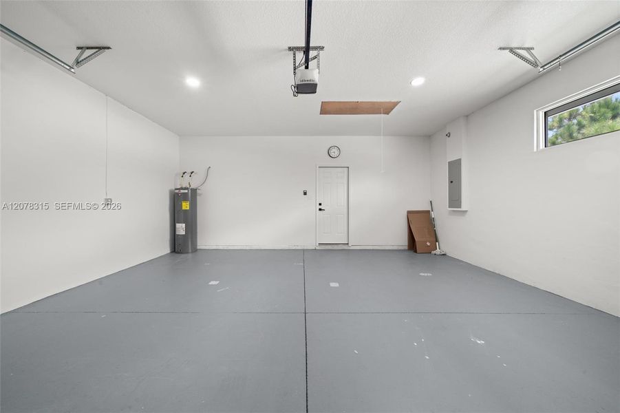 Spacious, unfurnished interior of a new home in , Sebring (Image 40).