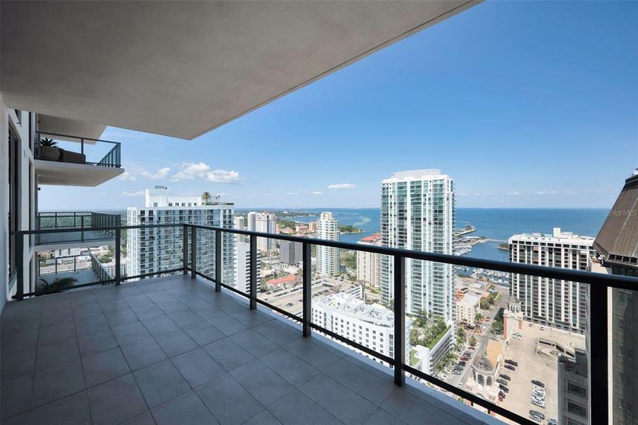 Condo located in St. Petersburg, FL showcasing its design and architecture (Image 3).
