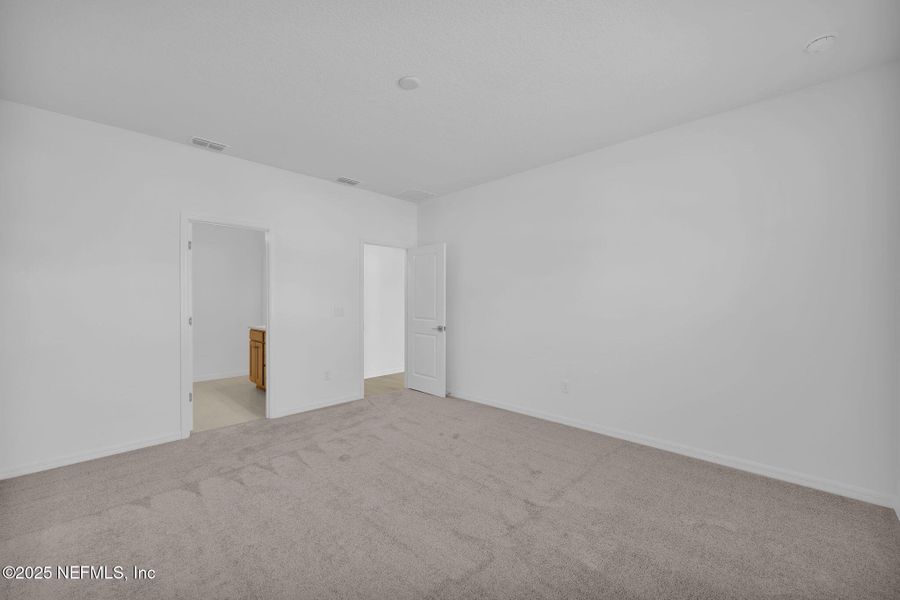 Spacious, unfurnished interior of a new home in Bradley Creek, Green Cove Springs (Image 32).