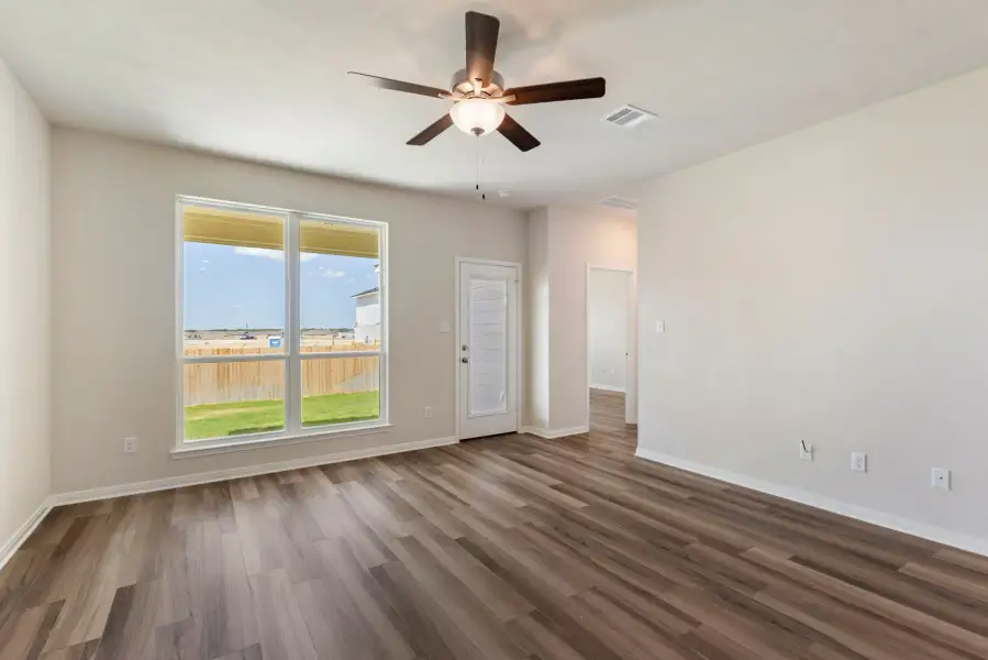 Spacious, unfurnished interior of a new home in The Reserve at Turnbo Ranch, Killeen (Image 9).