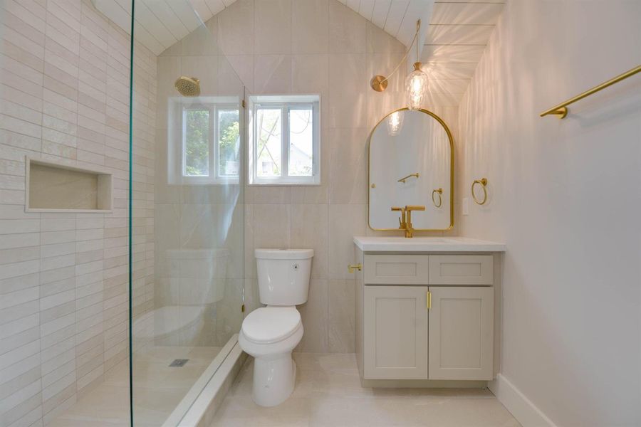 Full Bathroom in Bedroom 3
