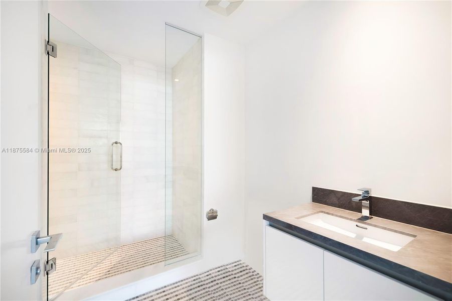 2nd en suite bathroom