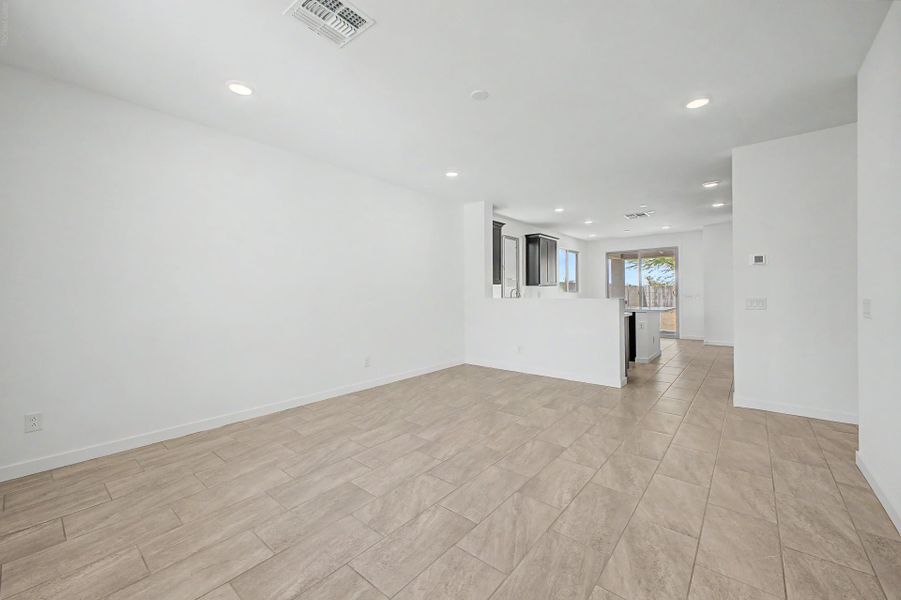 Spacious, unfurnished interior of a new home in Sunrise, Surprise (Image 5).