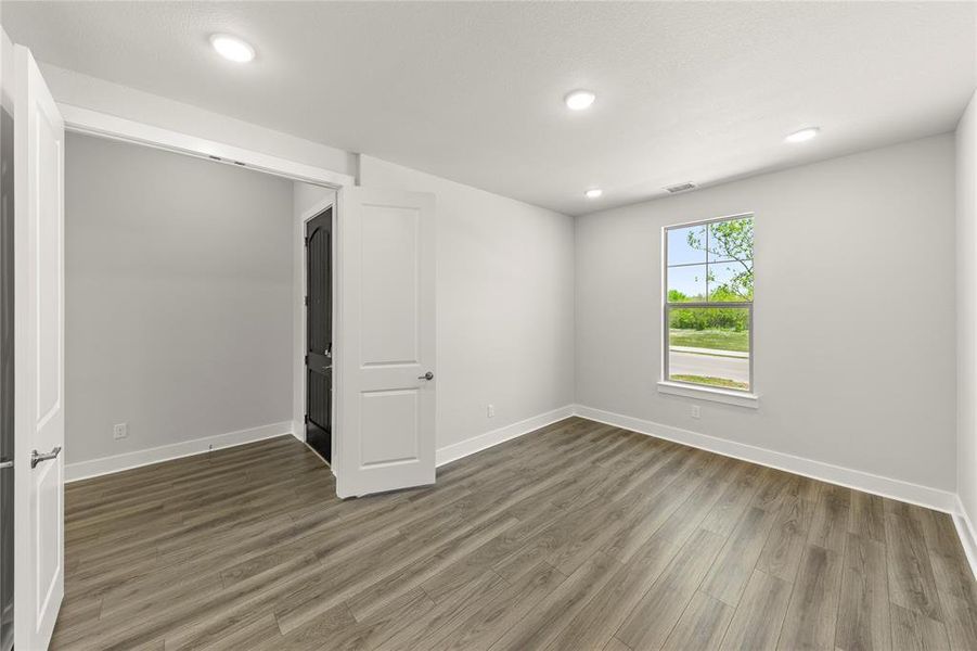 Spacious, unfurnished interior of a new home in Somerset Park, Rockwall (Image 24).
