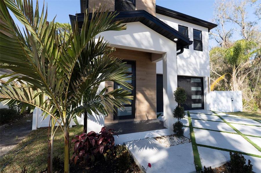 Exterior details and patio area of a home in , Tampa (Image 3).
