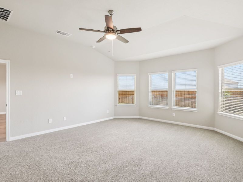 Spacious, unfurnished interior of a new home in Arcadia Ridge - Premier Series, San Antonio (Image 17).