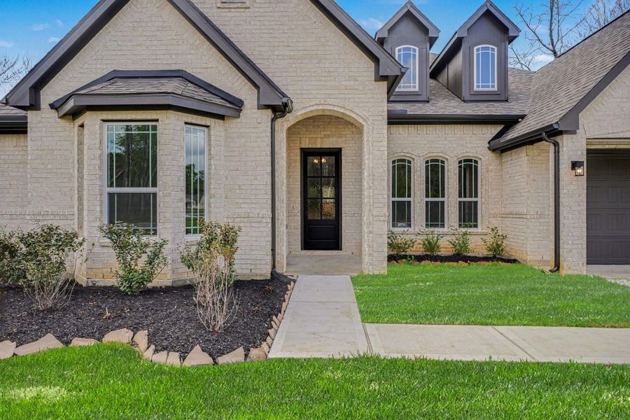 Exterior details and patio area of a home in Encino Estates, Dayton (Image 3).
