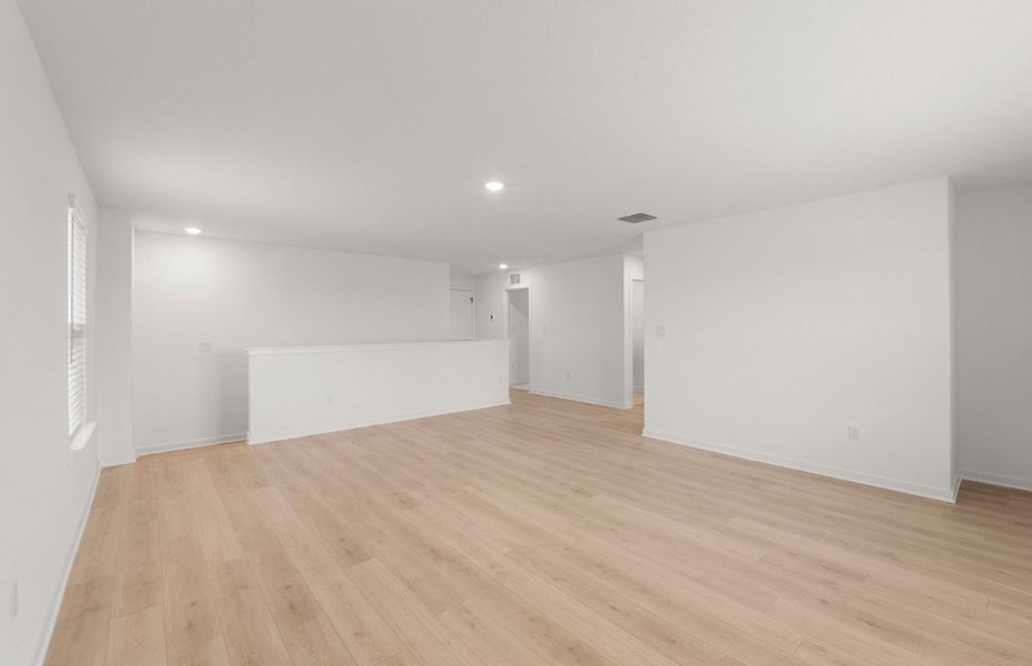 Spacious, unfurnished interior of a new home in Sunfield, Buda (Image 15).