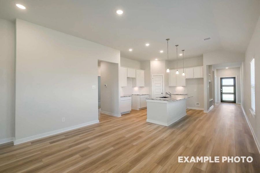 Spacious, unfurnished interior of a new home in , Rosharon (Image 7).