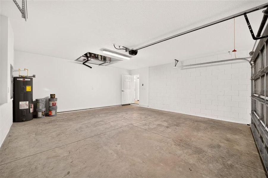 Spacious, unfurnished interior of a new home in , Ocala (Image 27).