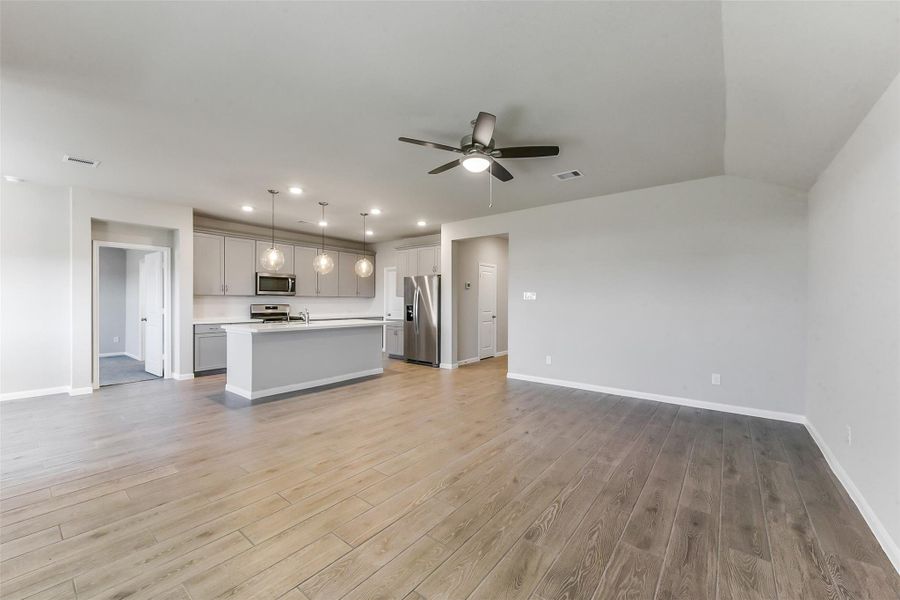 Spacious, unfurnished interior of a new home in Sunrise Cove, Texas City (Image 20).