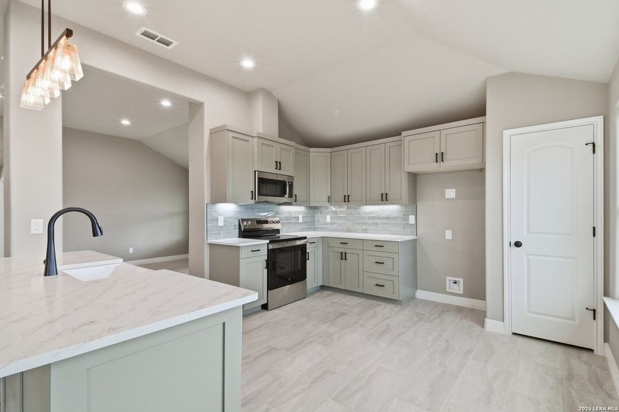 Furnished interior view inside a new home in , Uvalde (Image 5).