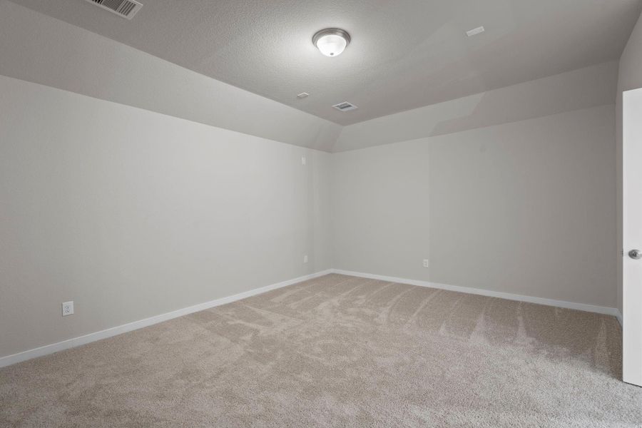 Spacious, unfurnished interior of a new home in Barton Creek Ranch, Conroe (Image 21).