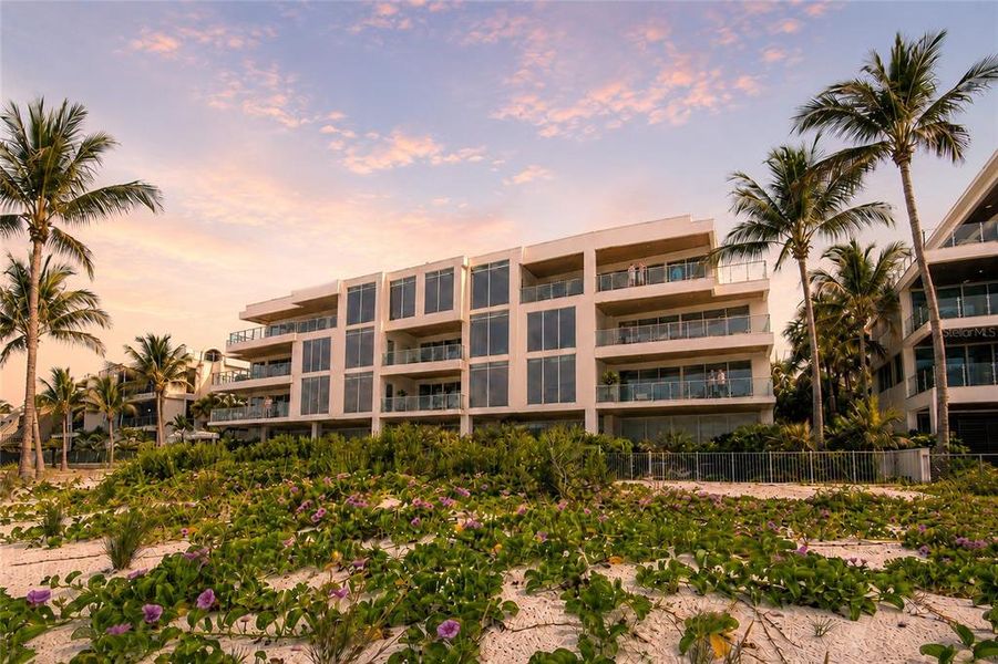 Condo located in Sarasota, FL showcasing its design and architecture (Image 4). Condo located in Sarasota, FL showcasing its design and architecture (Image 4).