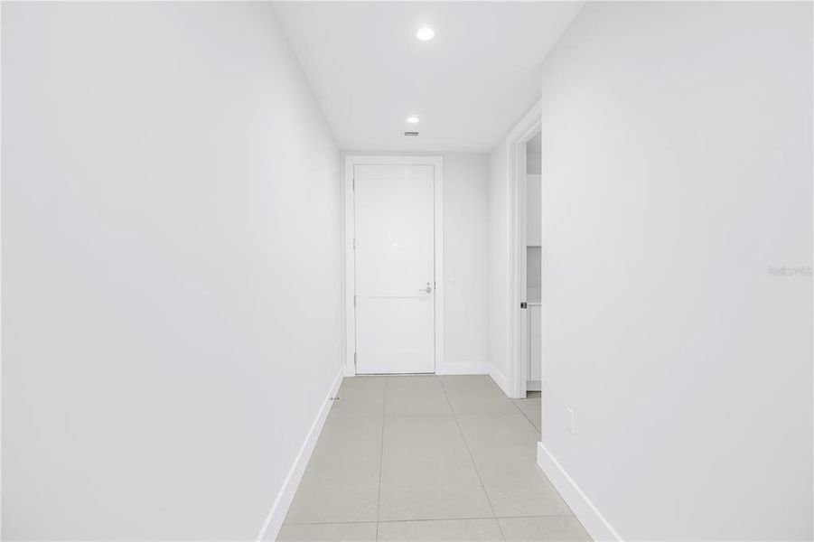 Spacious, unfurnished interior of a new home in , St. Petersburg (Image 24).