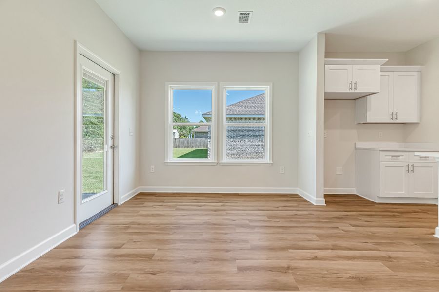 Representative unfurnished interior of a home built from the Elizabeth by CJL Homes in McCarthy Estates, Defuniak Springs (Image 27).