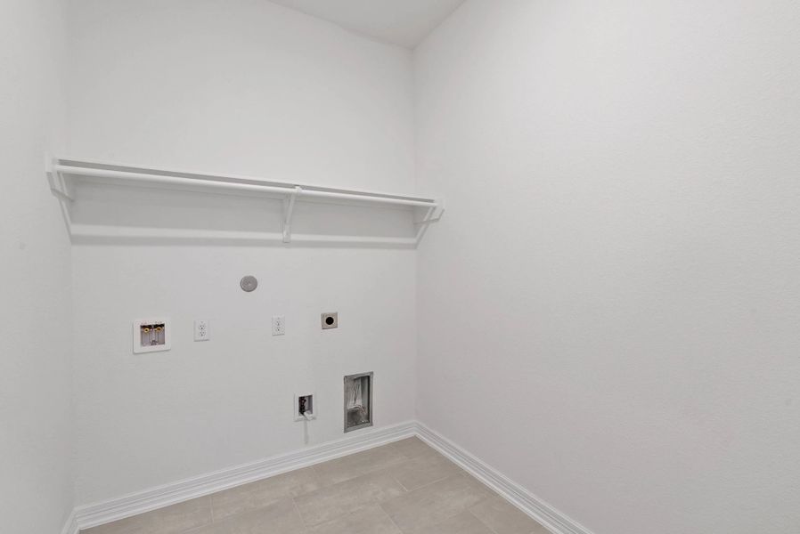 Spacious, unfurnished interior of a new home in Ashland, Angleton (Image 16).