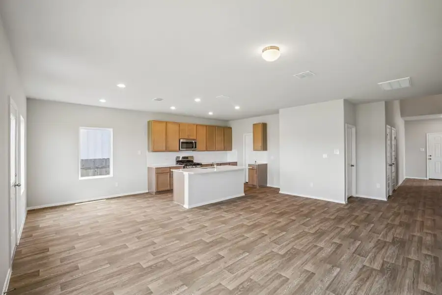 Spacious, unfurnished interior of a new home in Cloverleaf, Austin (Image 13).