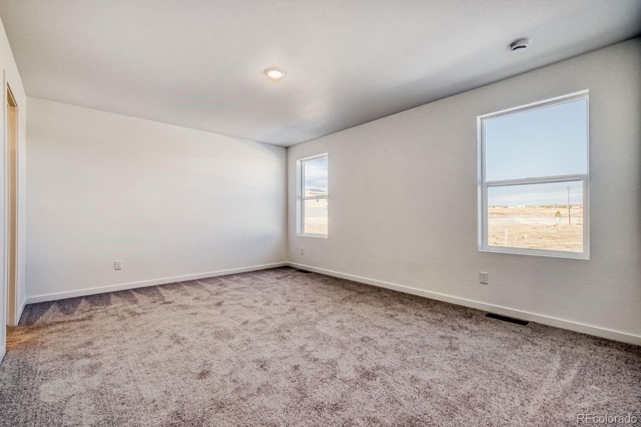 Spacious, unfurnished interior of a new home in Percheron, Colorado Springs (Image 8).