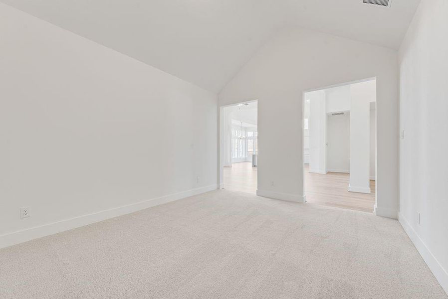 Spacious, unfurnished interior of a new home in Heath Golf & Yacht Club, Heath (Image 27).