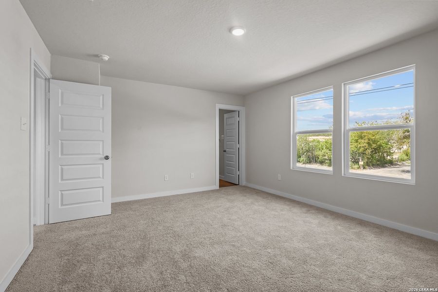 Spacious, unfurnished interior of a new home in Spring Creek, San Antonio (Image 26).