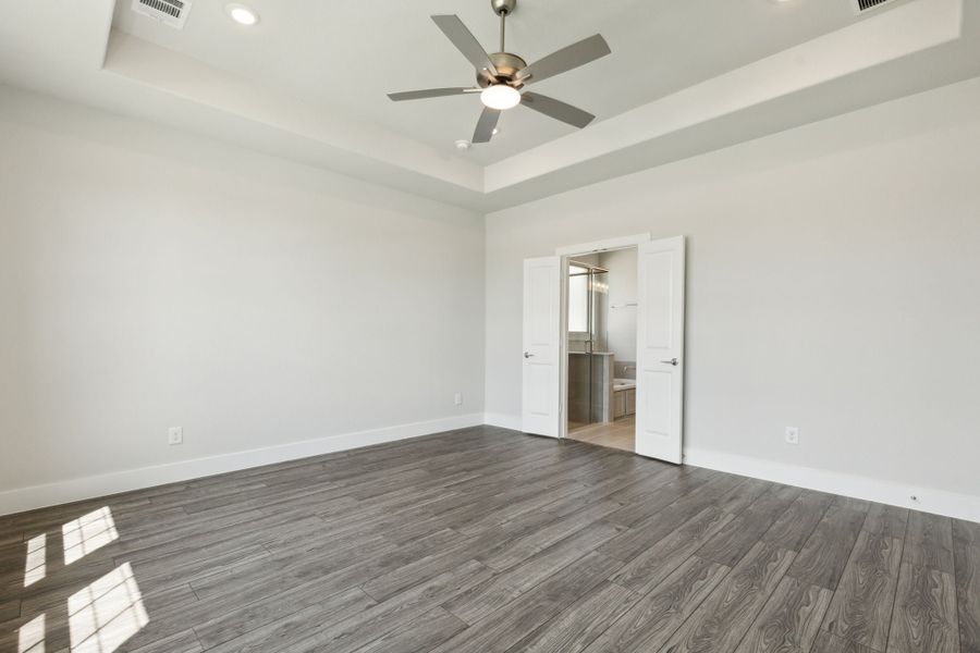 Spacious, unfurnished interior of a new home in Dove Hollow, Waxahachie (Image 27).