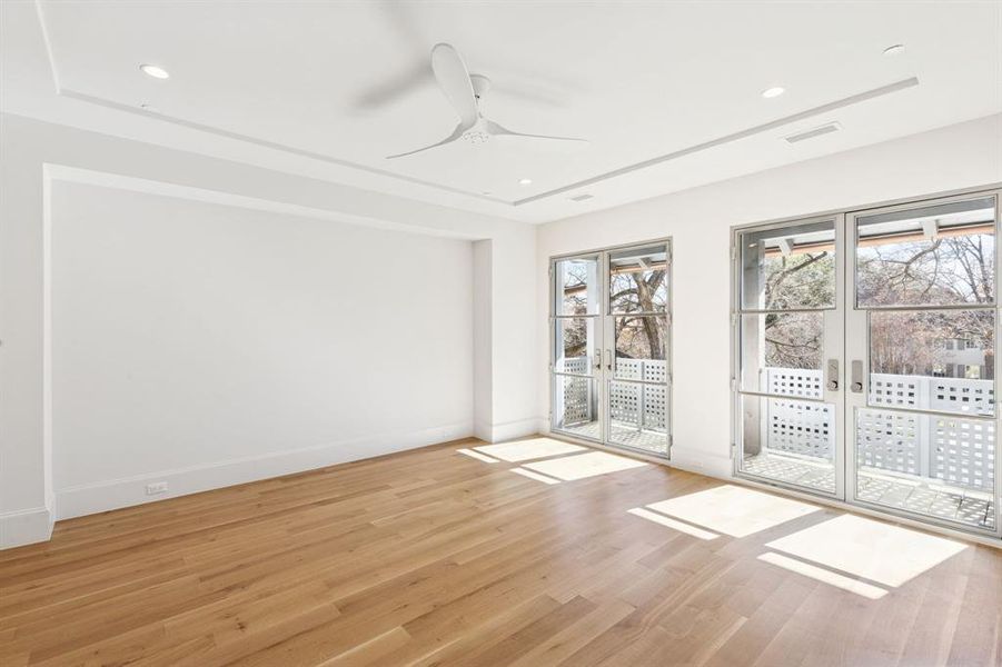 Spacious, unfurnished interior of a new home in Highland Park, Dallas (Image 21).