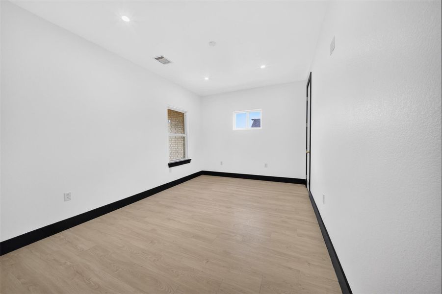 Additional bedroom with a spacious layout and flexibility to personalize