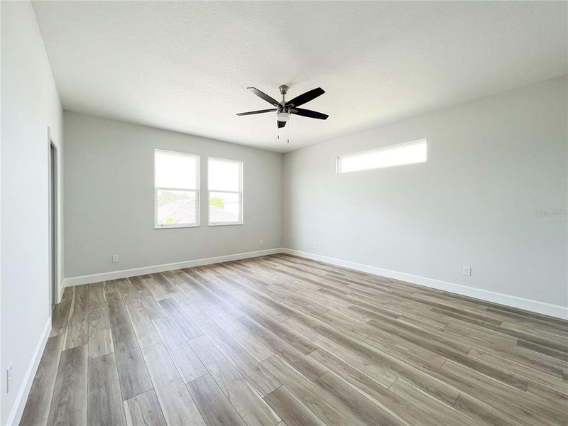 Spacious, unfurnished interior of a new home in , Sarasota (Image 23).