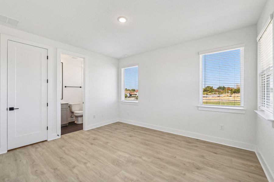 Spacious, unfurnished interior of a new home in Foxfield, Austin (Image 41).
