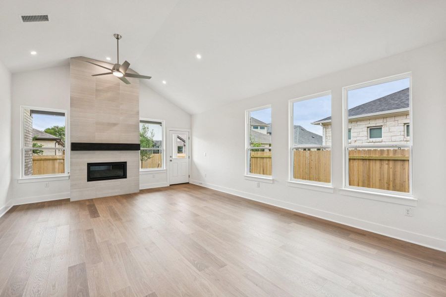 Spacious, unfurnished interior of a new home in Persimmon, Buda (Image 27).