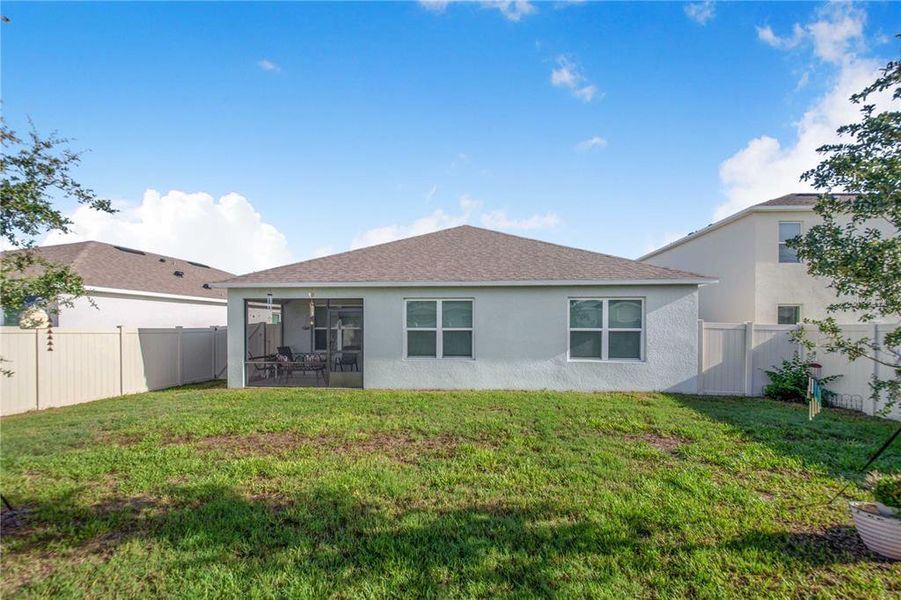 Exterior details and patio area of a home in Bradbury Creek, Haines City (Image 3).