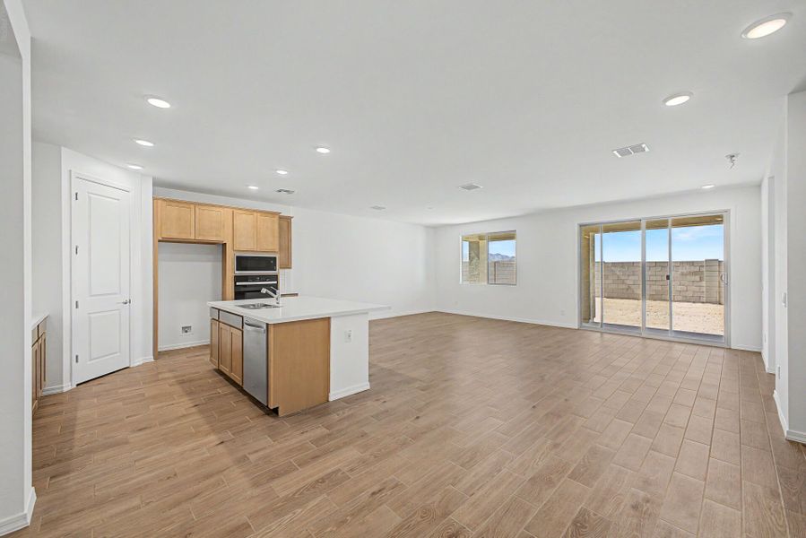 Spacious, unfurnished interior of a new home in White Tank Vistas, Waddell (Image 5).
