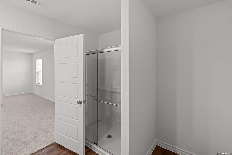 Spacious, unfurnished interior of a new home in Davis Ranch, San Antonio (Image 10).
