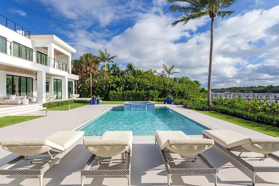 Pool​​‌​​​​‌​​‌‌​​​‌​‌​​​​‌‌​‌​​​​‌​​‌​​​​‌​ Lounges