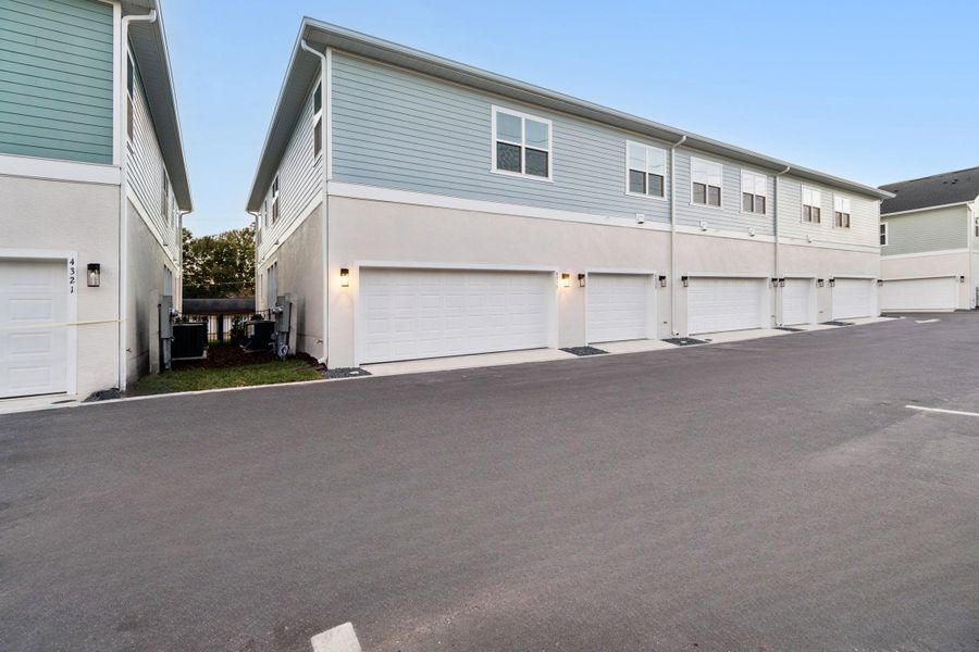 Exterior details and patio area of a home in Baldwin Crossing 22', Orlando (Image 3).