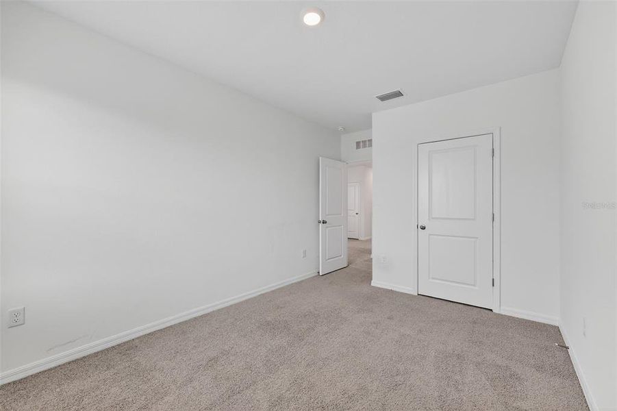 Spacious, unfurnished interior of a new home in Farm at Varrea, Plant City (Image 13).