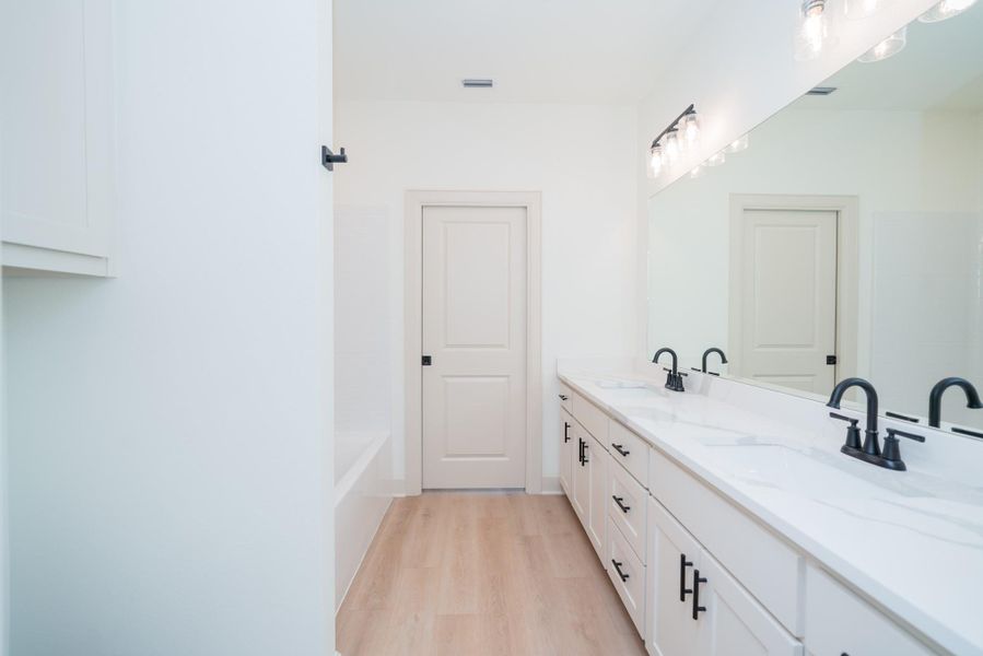 Furnished interior view inside a new home in , Kilgore (Image 8).
