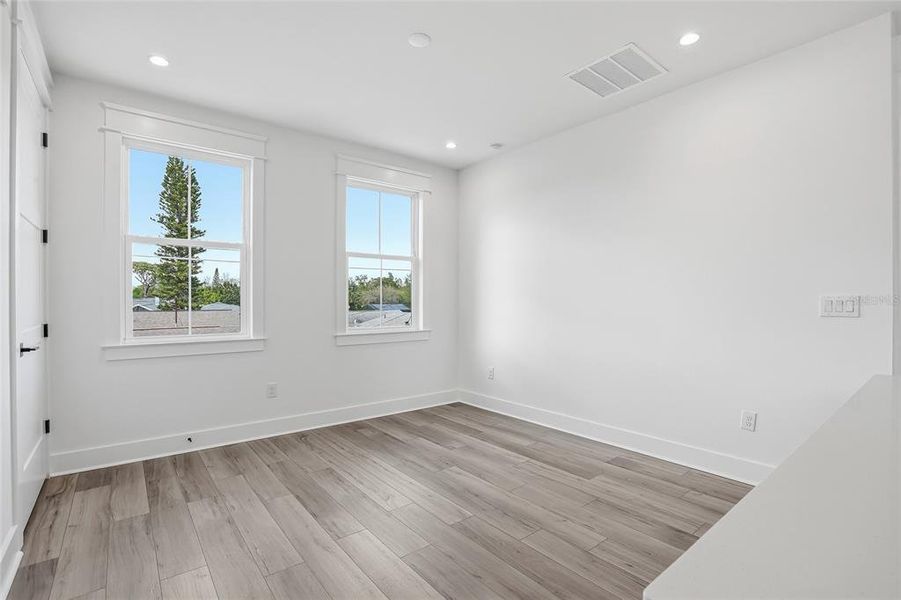 Spacious, unfurnished interior of a new home in , St. Petersburg (Image 63).