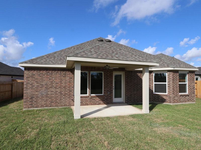Exterior details and patio area of a home in Lago Mar, Santa Fe (Image 4). Exterior details and patio area of a home in Lago Mar, Santa Fe (Image 4).