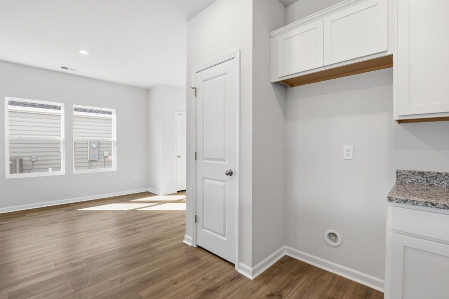 Spacious, unfurnished interior of a new home in Central Creek, Goose Creek (Image 27).